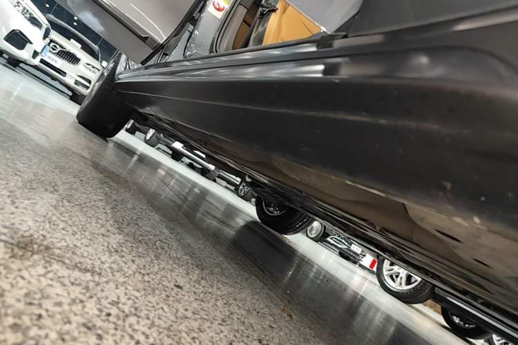 Used Volvo V90 2017 Cross Country T5 AWD Smart Range Edition Right Side Sill