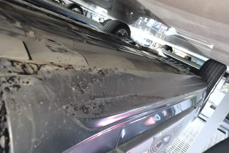 Used Volvo V90 2017 Cross Country T5 AWD Smart Range Edition Right Side Sill