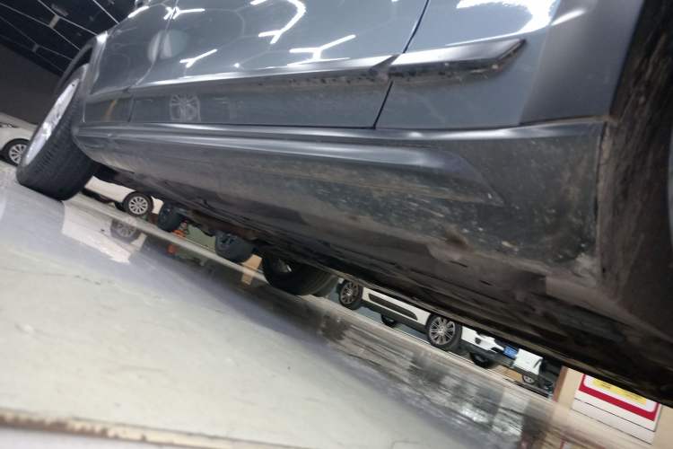 Used Volvo V90 2017 Cross Country T5 AWD Smart Range Edition Right Side Sill