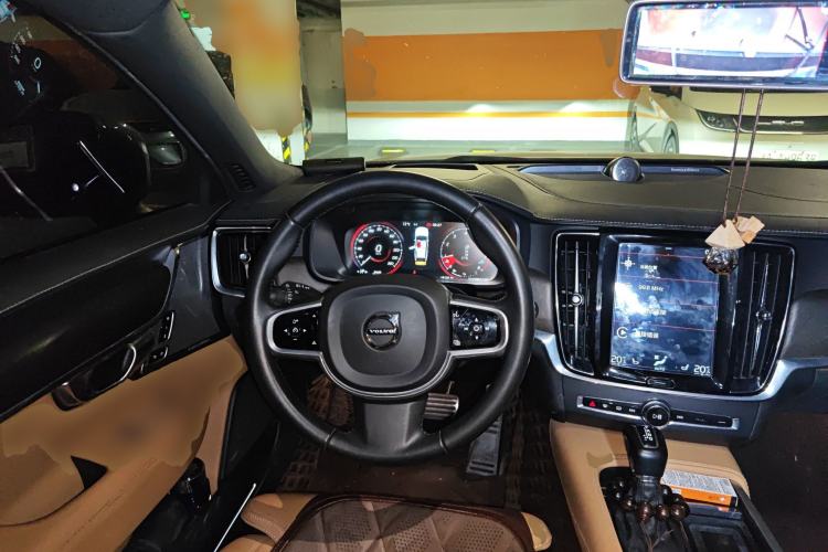 Used Volvo V90 2017 Cross Country T5 AWD Prestige Edition Steering Wheel
