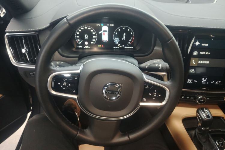 Used Volvo V90 2017 Cross Country T5 AWD Prestige Edition Steering Wheel