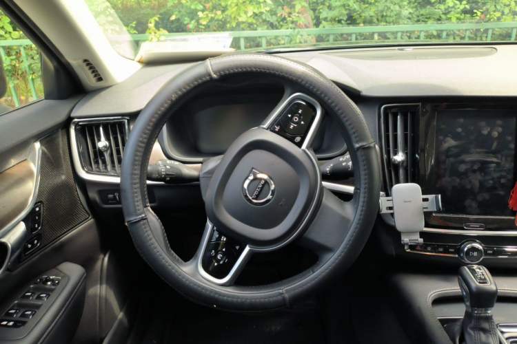 Used Volvo V90 2017 Cross Country T5 AWD Smart Range Edition Steering Wheel