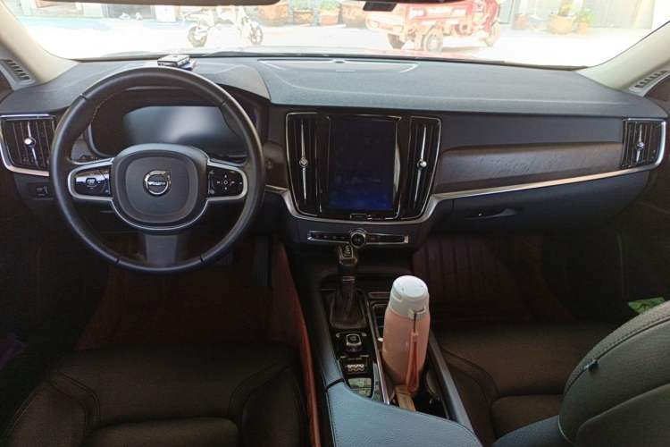 Used Volvo V90 2017 Cross Country T5 AWD Smart Range Edition Center Console