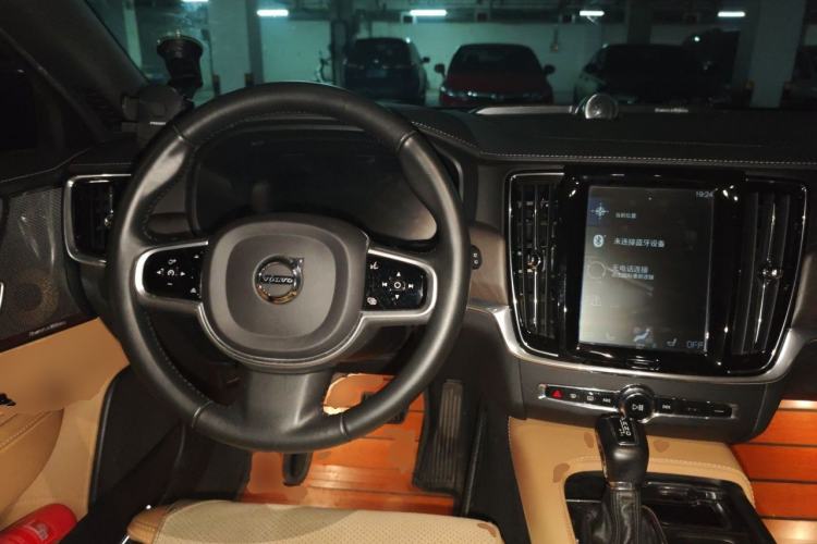 Used Volvo V90 2017 Cross Country T5 AWD Prestige Edition Center Console