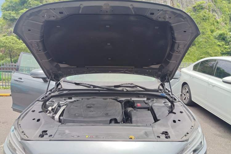Used Volvo V90 2017 Cross Country T5 AWD Smart Range Edition Engine Bay