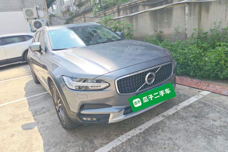 Used Volvo V90 2017 Cross Country T5 AWD Prestige Edition Front Right 45 Deg