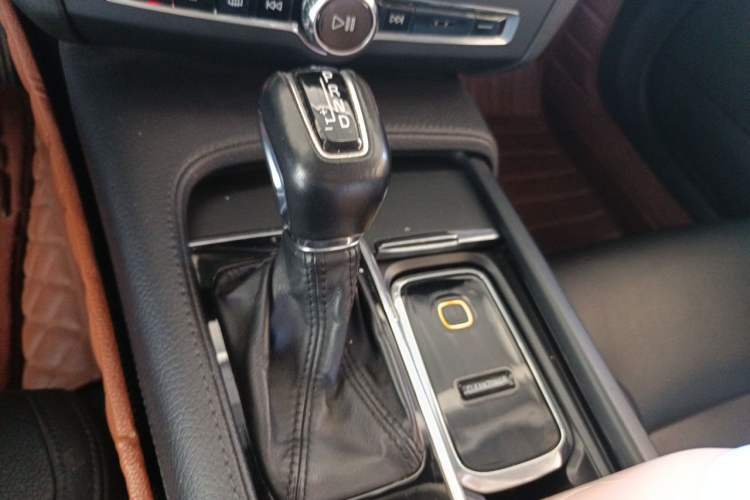 Used Volvo V90 2017 Cross Country T5 AWD Smart Range Edition Gear Lever