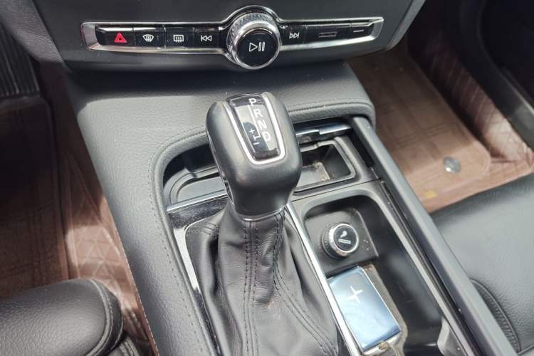 Used Volvo V90 2017 Cross Country T5 AWD Smart Range Edition Gear Lever