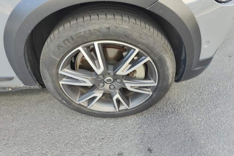 Used Volvo V90 2017 Cross Country T5 AWD Prestige Edition Right Front Wheel Hub