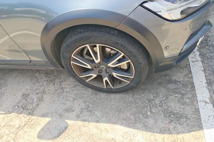 Used Volvo V90 2017 Cross Country T5 AWD Prestige Edition Right Front Wheel Hub