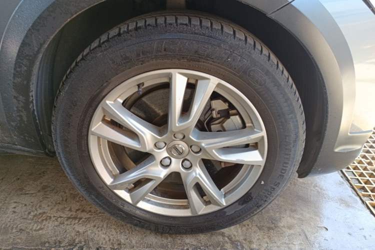 Used Volvo V90 2017 Cross Country T5 AWD Smart Range Edition Right Front Wheel Hub