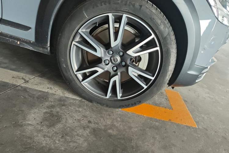 Used Volvo V90 2017 Cross Country T5 AWD Prestige Edition Right Front Wheel Hub