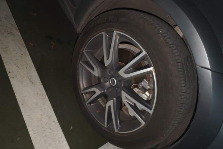 Used Volvo V90 2017 Cross Country T5 AWD Prestige Edition Right Front Wheel Hub