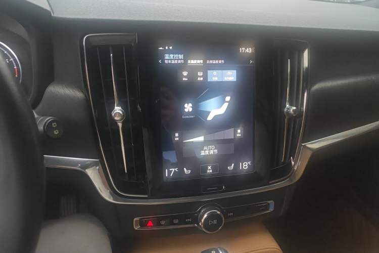 Used Volvo V90 2017 Cross Country T5 AWD Smart Range Edition Audio And AC Panel