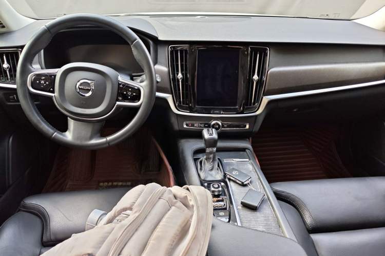 Used Volvo V90 2017 Cross Country T5 AWD Smart Range Edition Center Console