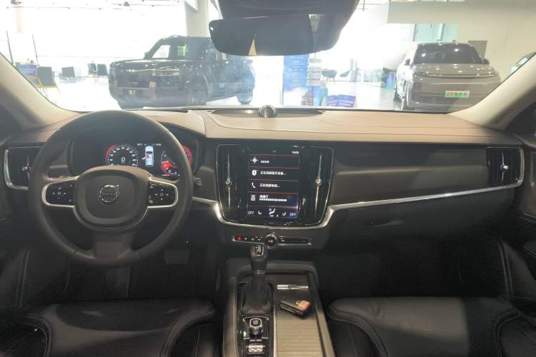 Used Volvo V90 2017 Cross Country T5 AWD Prestige Edition Center Console