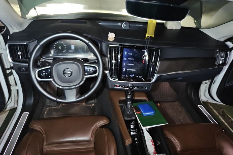 Used Volvo V90 2017 Cross Country T5 AWD Prestige Edition Center Console