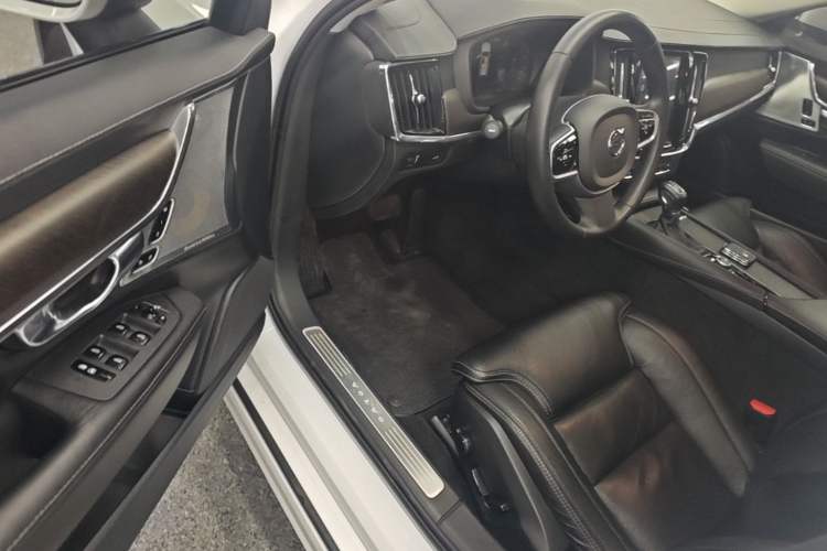Used Volvo V90 2017 Cross Country T5 AWD Prestige Edition Driver Seat