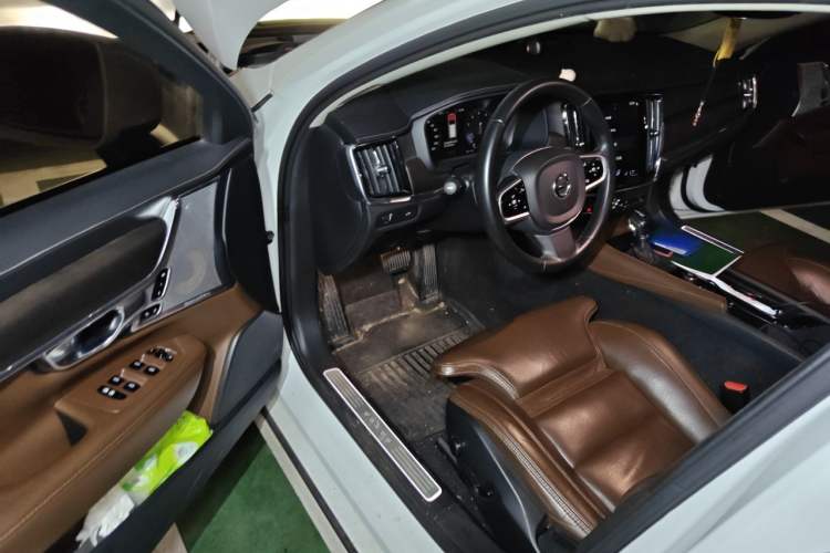 Used Volvo V90 2017 Cross Country T5 AWD Prestige Edition Driver Seat