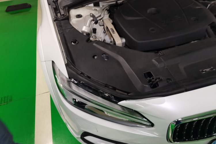 Used Volvo V90 2017 Cross Country T5 AWD Prestige Edition Engine Bay Right