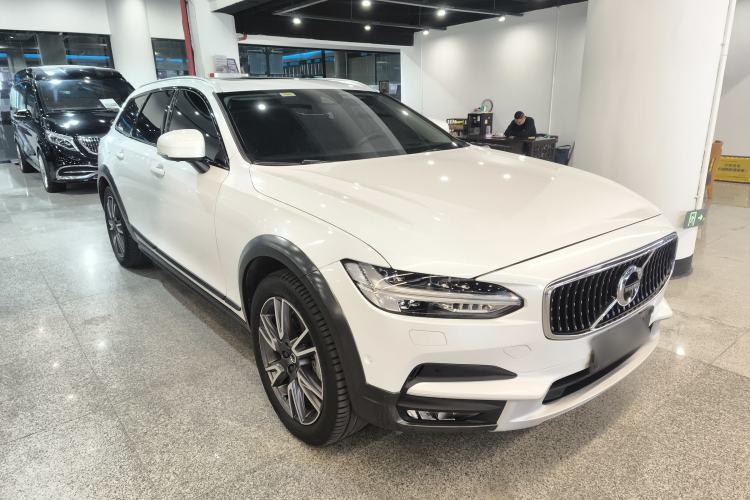 Used Volvo V90 2017 Cross Country T5 AWD Prestige Edition Front Right 45 Deg