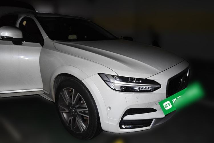 Used Volvo V90 2017 Cross Country T5 AWD Prestige Edition Front Right 45 Deg