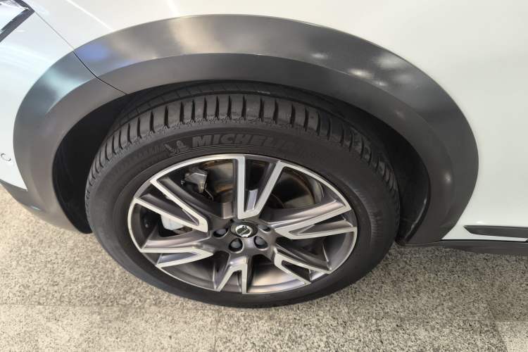 Used Volvo V90 2017 Cross Country T5 AWD Prestige Edition Left Front Wheel Hub