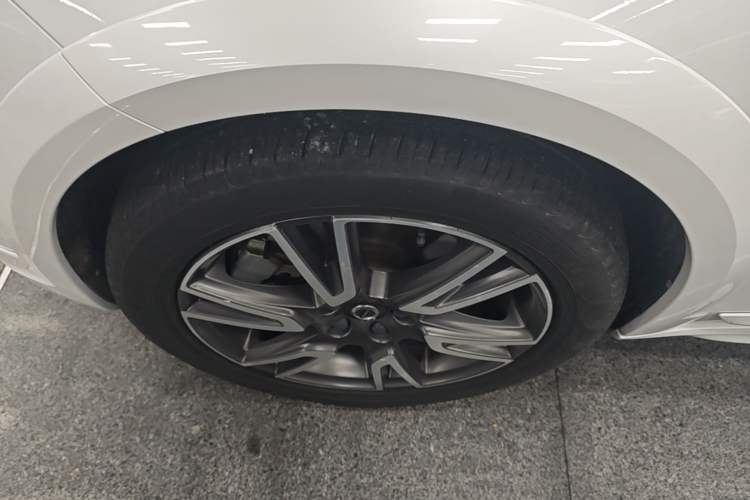 Used Volvo V90 2017 Cross Country T5 AWD Prestige Edition Left Front Wheel Hub