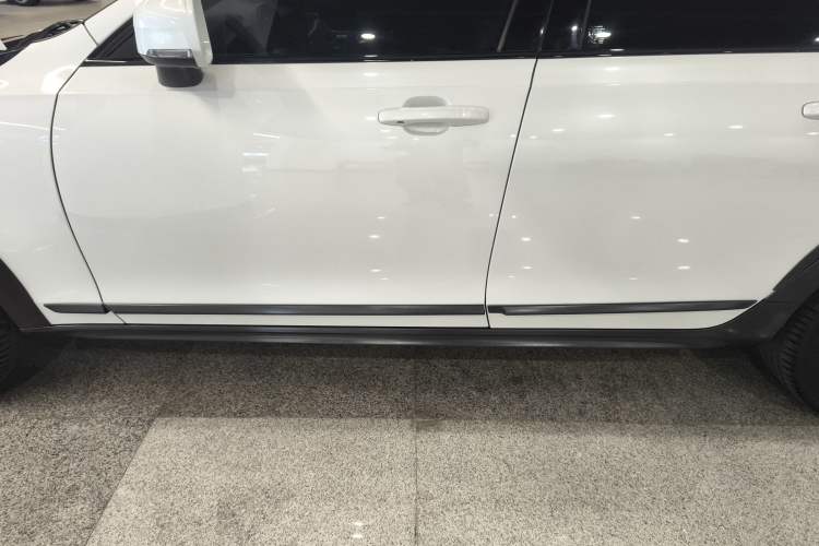 Used Volvo V90 2017 Cross Country T5 AWD Prestige Edition Left Side Sill