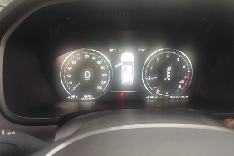 Used Volvo V90 2017 Cross Country T5 AWD Smart Range Edition Odometer Close Up