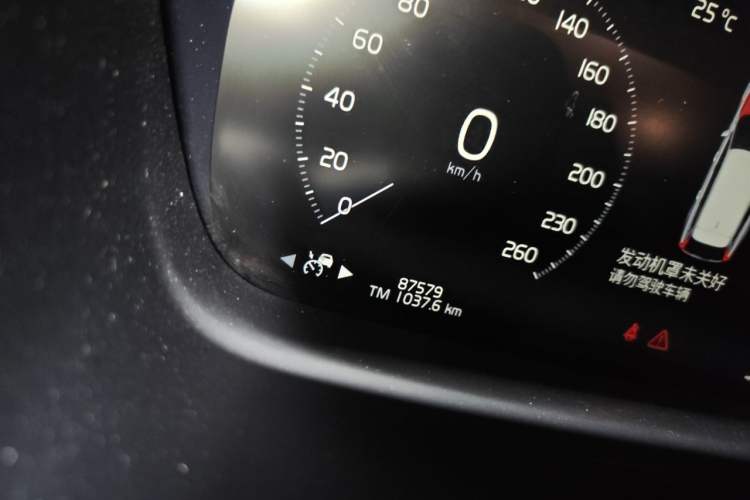 Used Volvo V90 2017 Cross Country T5 AWD Prestige Edition Odometer Close Up