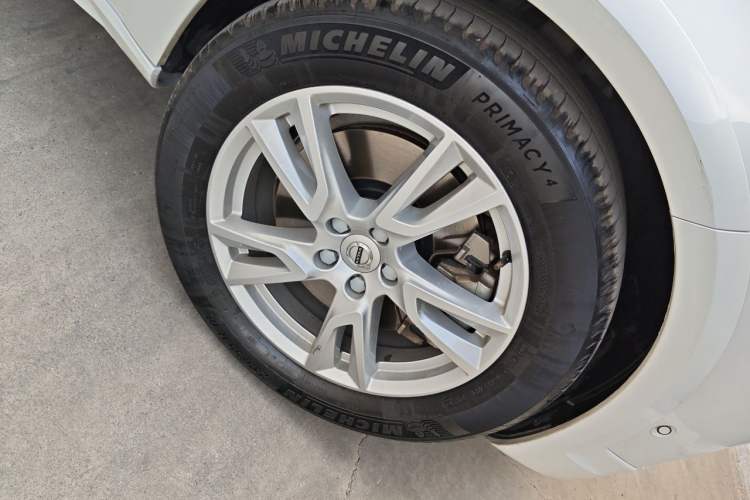 Used Volvo V90 2017 Cross Country T5 AWD Smart Range Edition Right Front Wheel Hub