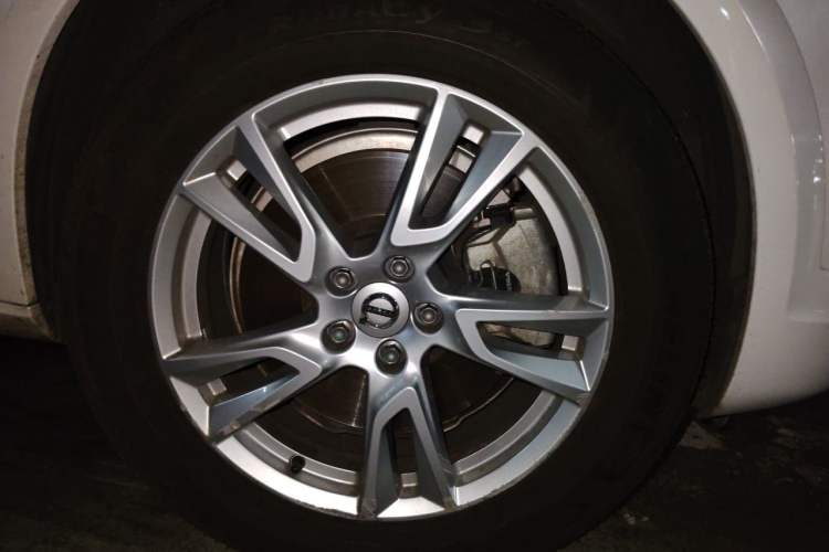 Used Volvo V90 2017 Cross Country T5 AWD Smart Range Edition Right Front Wheel Hub