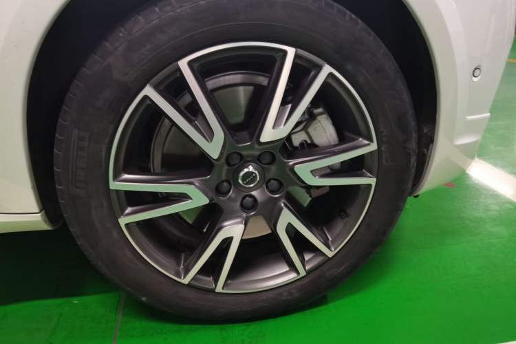 Used Volvo V90 2017 Cross Country T5 AWD Prestige Edition Right Front Wheel Hub