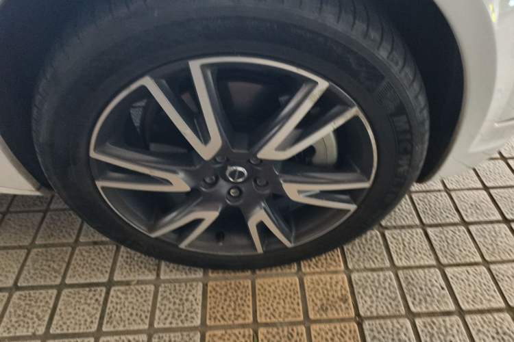 Used Volvo V90 2017 Cross Country T5 AWD Prestige Edition Right Front Wheel Hub