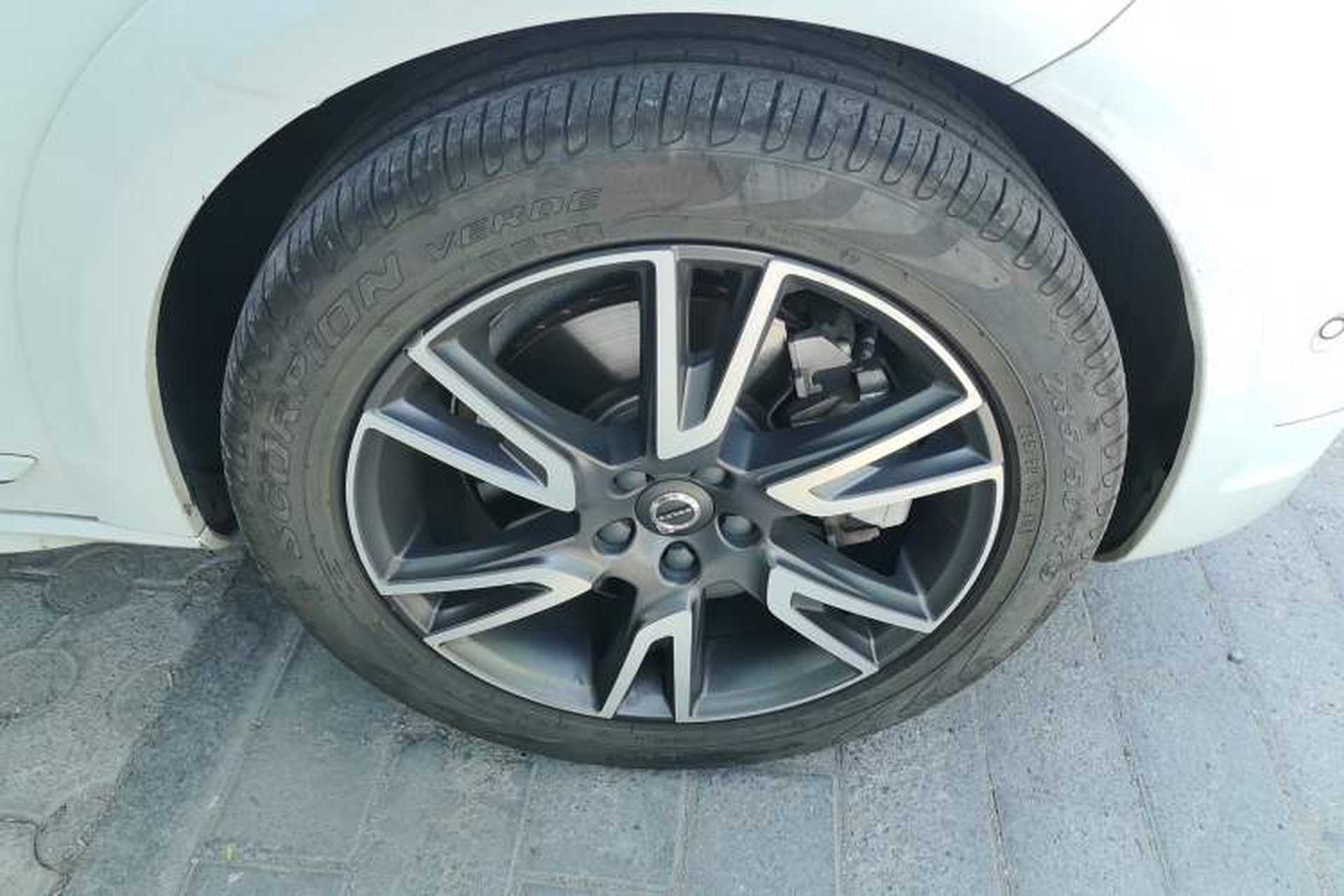Used Volvo V90 2017 Cross Country T5 AWD Prestige Edition Right Front Wheel Hub
