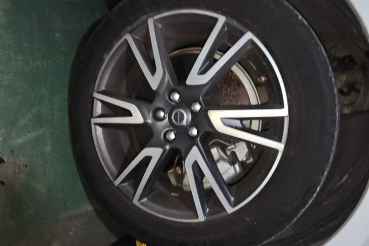 Used Volvo V90 2017 Cross Country T5 AWD Prestige Edition Right Front Wheel Hub