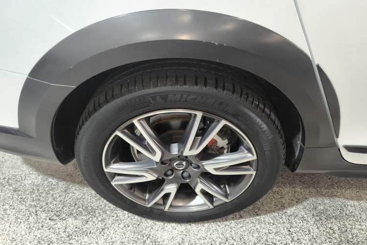 Used Volvo V90 2017 Cross Country T5 AWD Prestige Edition Right Rear Wheel Hub