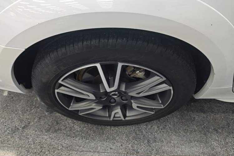 Used Volvo V90 2017 Cross Country T5 AWD Prestige Edition Right Rear Wheel Hub