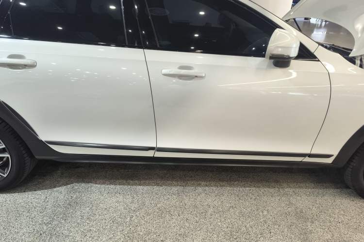 Used Volvo V90 2017 Cross Country T5 AWD Prestige Edition Right Side Sill