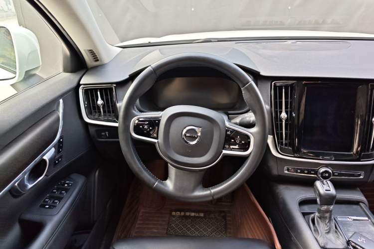 Used Volvo V90 2017 Cross Country T5 AWD Smart Range Edition Steering Wheel