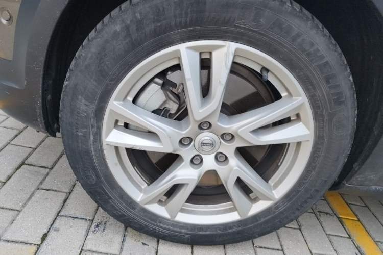Used Volvo V90 2018 Cross Country T5 AWD Volvo Ocean Race Right Front Wheel Hub