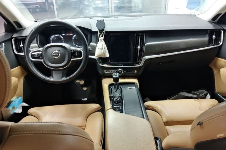 Used Volvo V90  Center Console