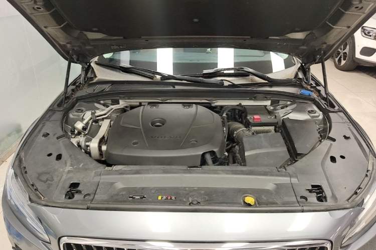 Used Volvo V90  Engine Bay