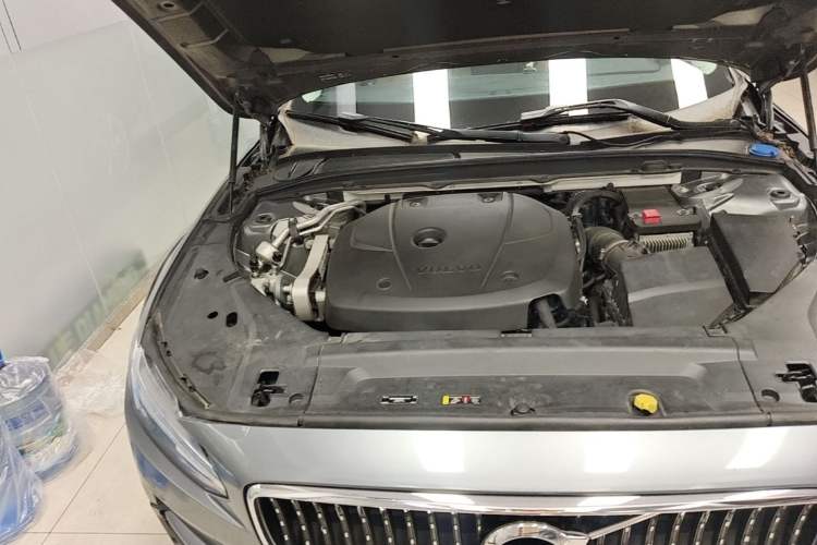 Used Volvo V90  Engine Bay Right