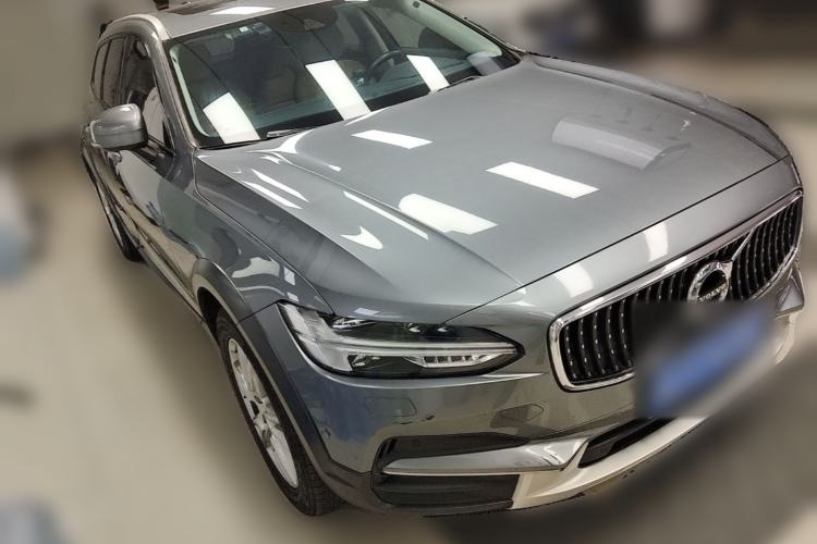 Used Volvo V90  Front Right 45 Deg