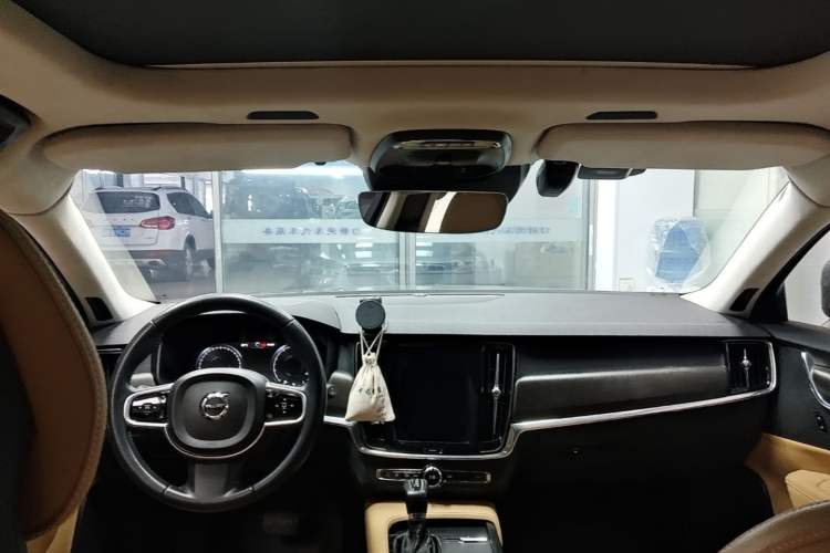 Used Volvo V90  Headliner
