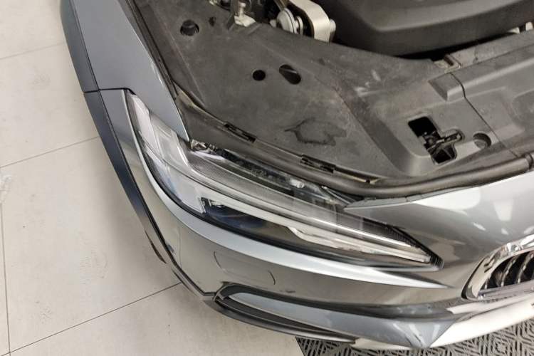 Used Volvo V90  Right Front Headlight