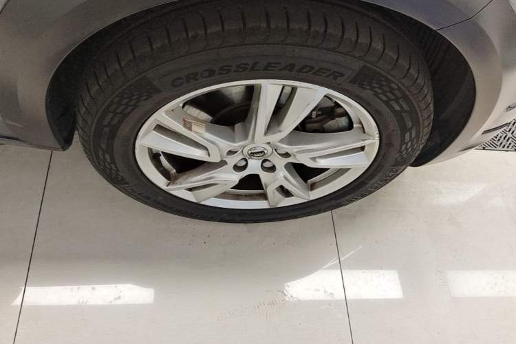 Used Volvo V90  Right Front Wheel Hub