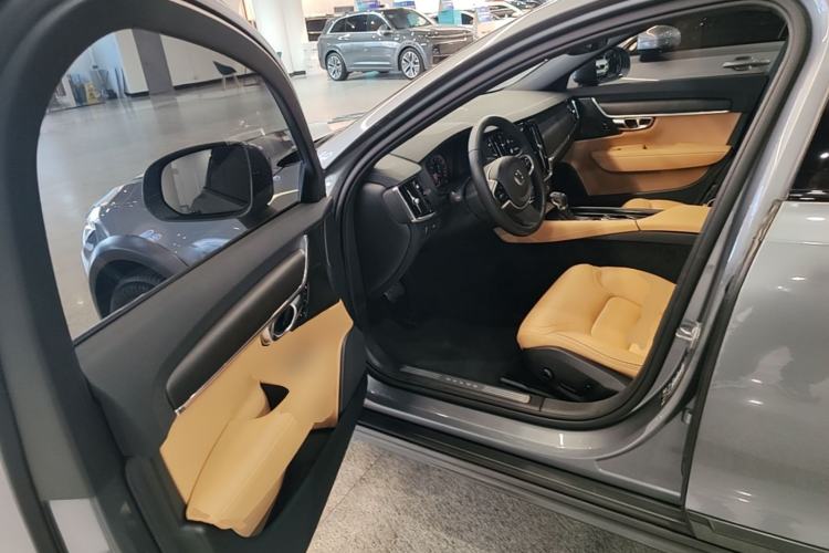 Used Volvo V90 2019 Cross Country T5 AWD Smart Range Version China VI Standard Driver Seat